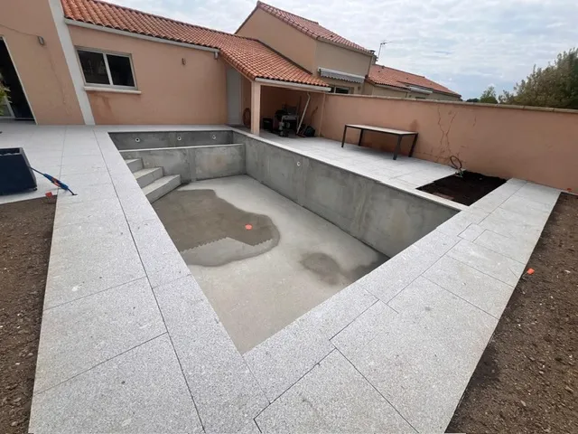 Coulage du fond de la piscine avec contours et terrasse