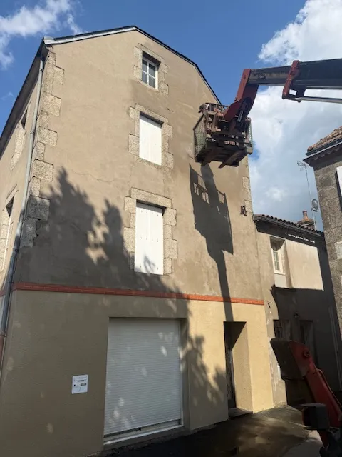 Nettoyage de façade et application d'un produit anti-mousse