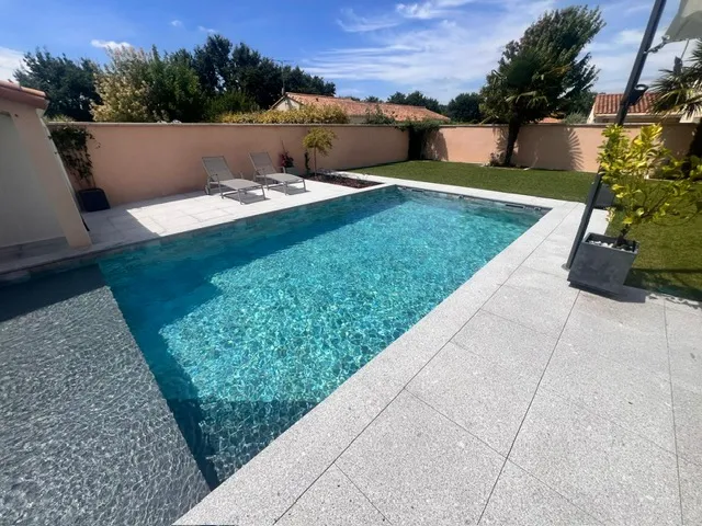 Construction d'une piscine avec plaques en béton à la Bruffière