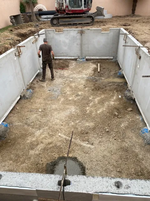 Pose des plaques béton de la piscine